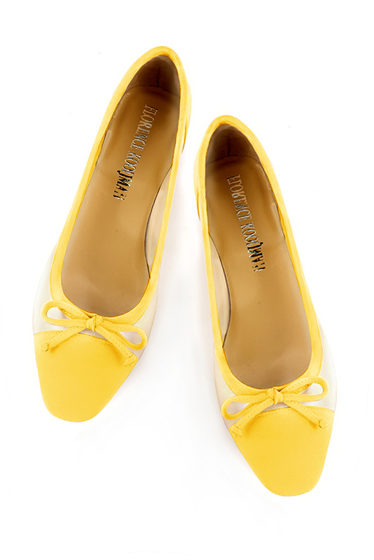 Yellow and gold women's ballet pumps, with low heels. Square toe. Flat flare heels. Top view - Florence KOOIJMAN